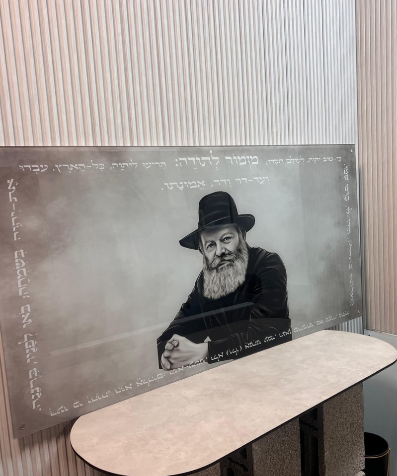 תמונת זכוכית: מזמור לתודה עם הרבי לרוחב רקע אפור